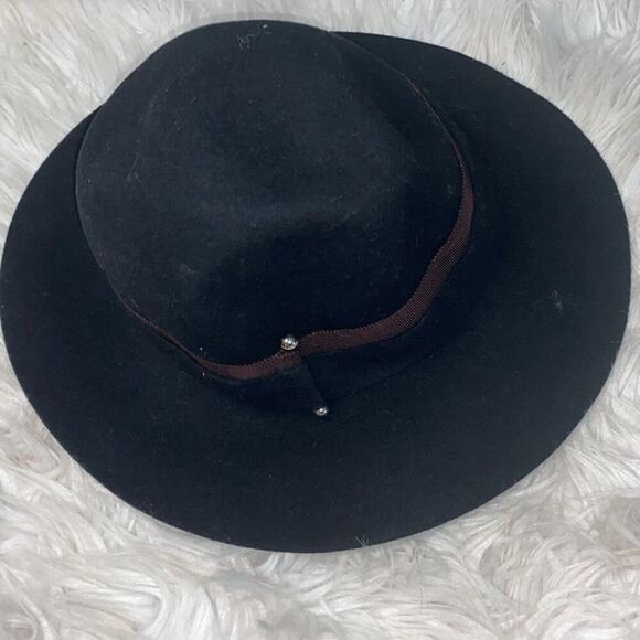 Wide-brimmed hat in black with a red ribbon around Giovanni's head. - Picture 2 of 7